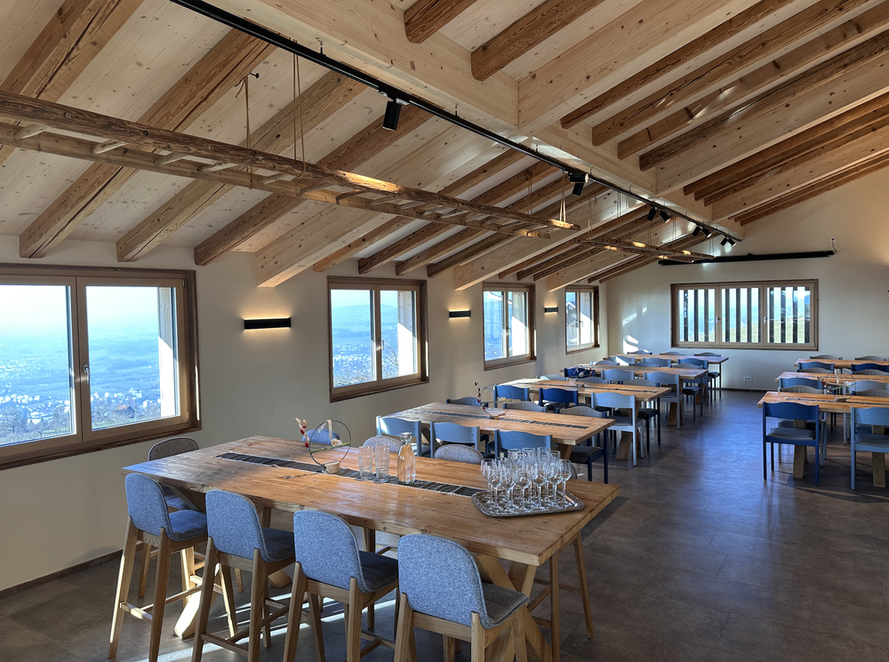 Speiseraum mit Bergblick und Holzbalken