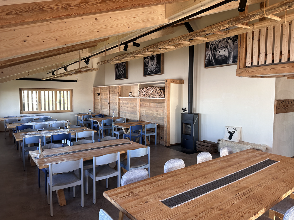 Gemütlicher Essbereich mit Kamin und Holzbalken