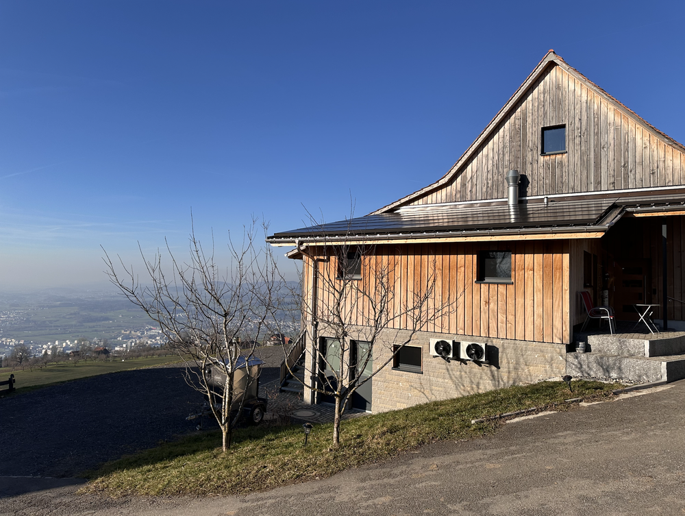 Traditionelles Holzgebäude mit Berglandschaft