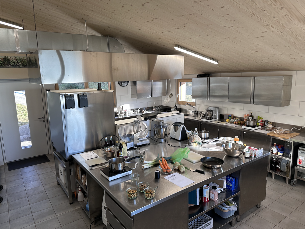 Kochinsel in der professionellen Küche