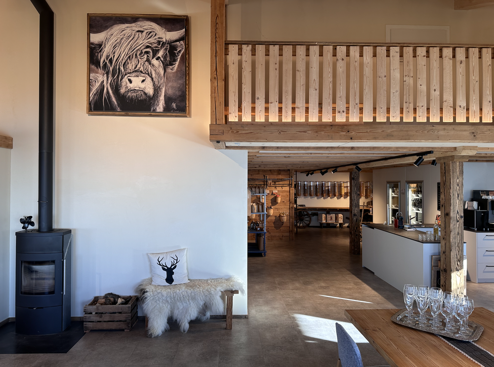 Lounge-Bereich mit Kamin und Highland-Rind Kunstwerk