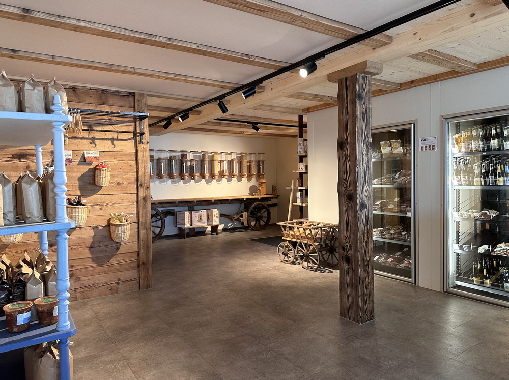 Rustikaler Innenraum mit traditioneller Ausstattung